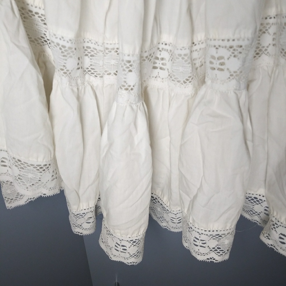 White skirt elastic waist lace length 24" skirt